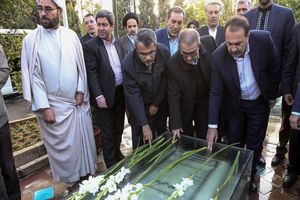 غبار روبی گلزار شهدا و تجدید میثاق با آرمانهای والای آنان