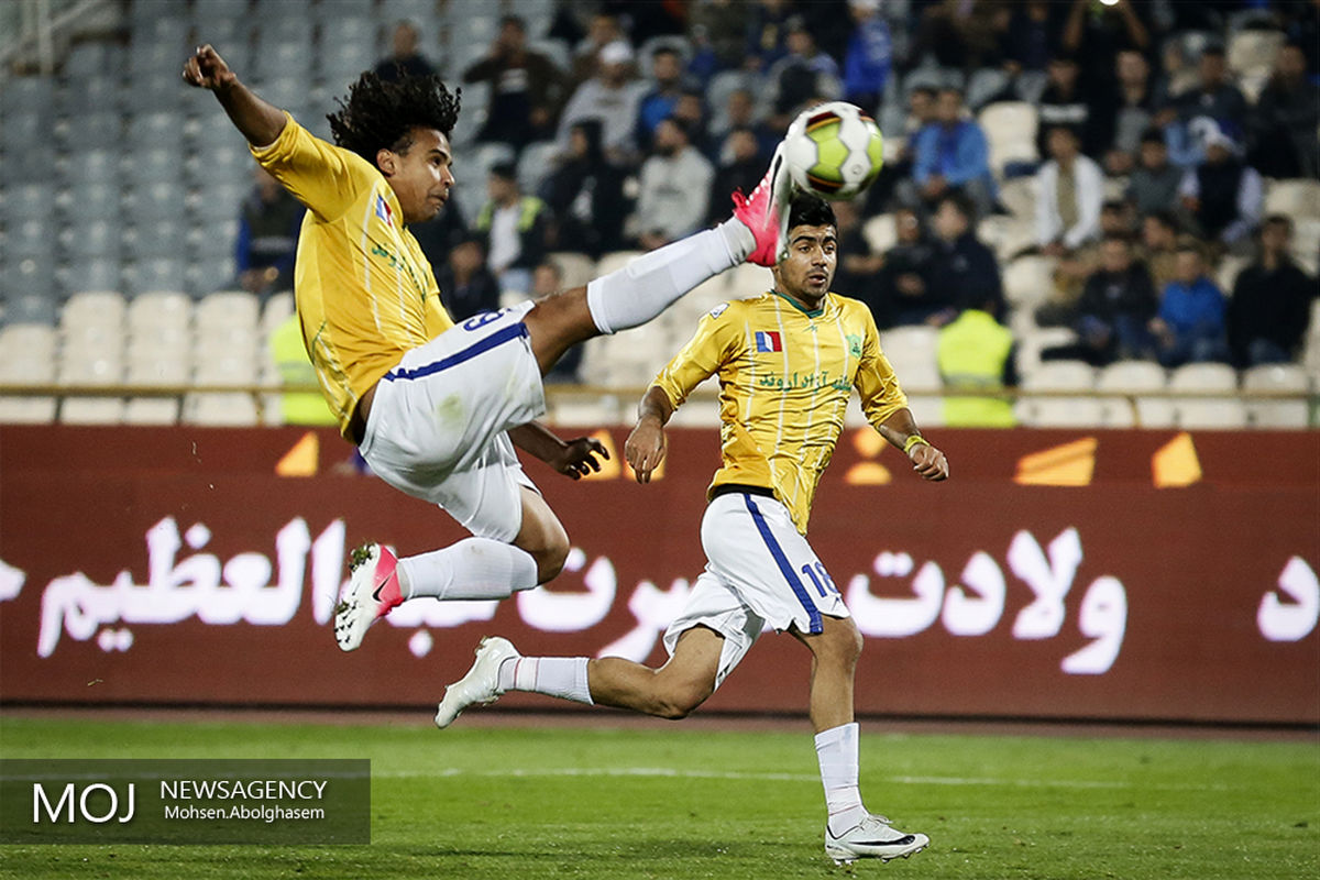 دیدار تیم های فوتبال استقلال تهران و صنعت نفت آبادان
