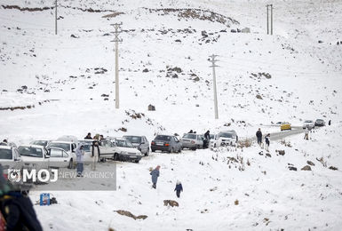 جاده‌های ۱۰ استان بارانی و برفی است