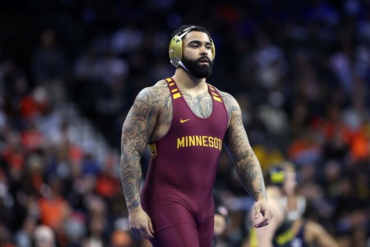 قهرمان سنگین وزن کشتی آزاد 