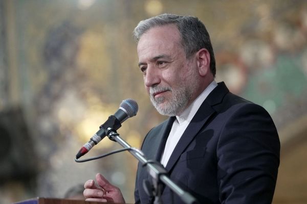 عراقچی از پشت صحنه سلمان فارسی و خانم یامامورا بازدید کرد