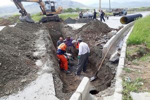 اجرای عملیات هدایت آبهای سطحی بلوار 24 متری دگایران در سنندج 