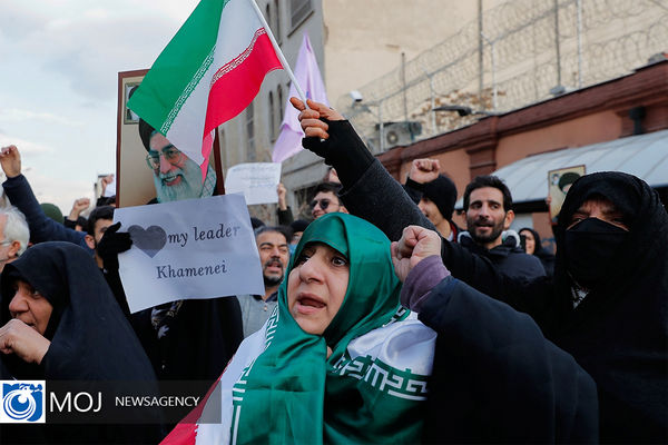 دانشجویان مقابل سفارت فرانسه در تهران اجتماع کردند