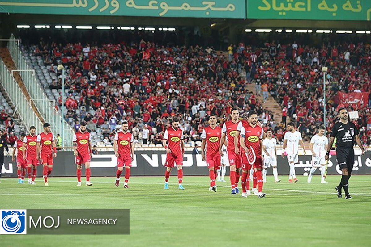 دیدار تیم‌ های فوتبال پرسپولیس و فولاد خوزستان 