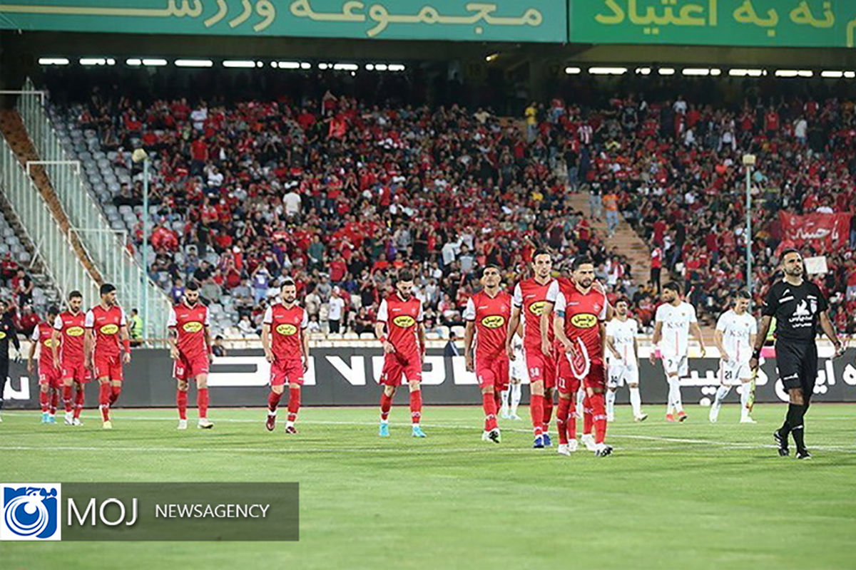 دیدار تیم‌ های فوتبال پرسپولیس و فولاد خوزستان 