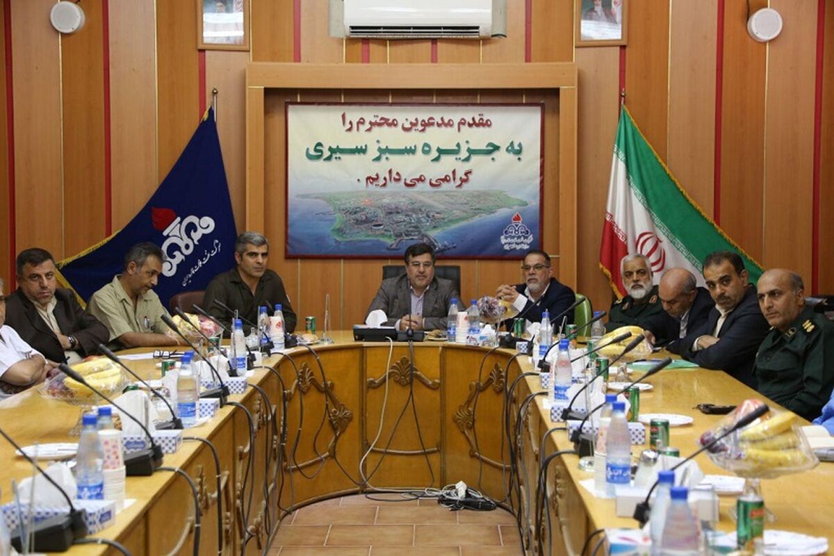 استاندار هرمزگان در جزیره سیری