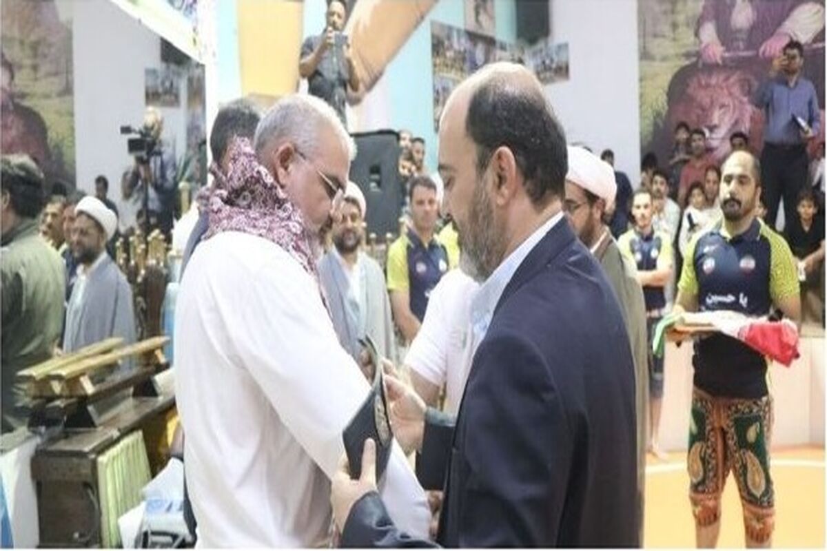 بازوبند پهلوانی به فرمانده ناوگروه ۸۶ ارتش اعطا شد