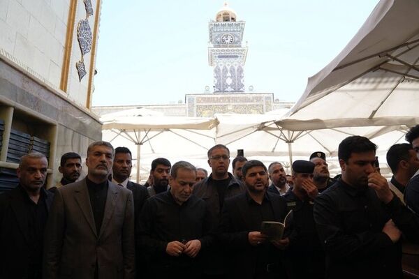 عراقچی به حرم مطهر حضرت امیرالمومنین (ع) مشرف شد