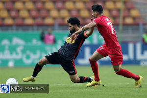 فولاد در دقیقه ۹۰+۲ ضربه نهایی را زد/ پرسپولیس از صدر جا ماند