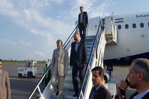 رئیس مجلس وارد فرودگاه رشت شد