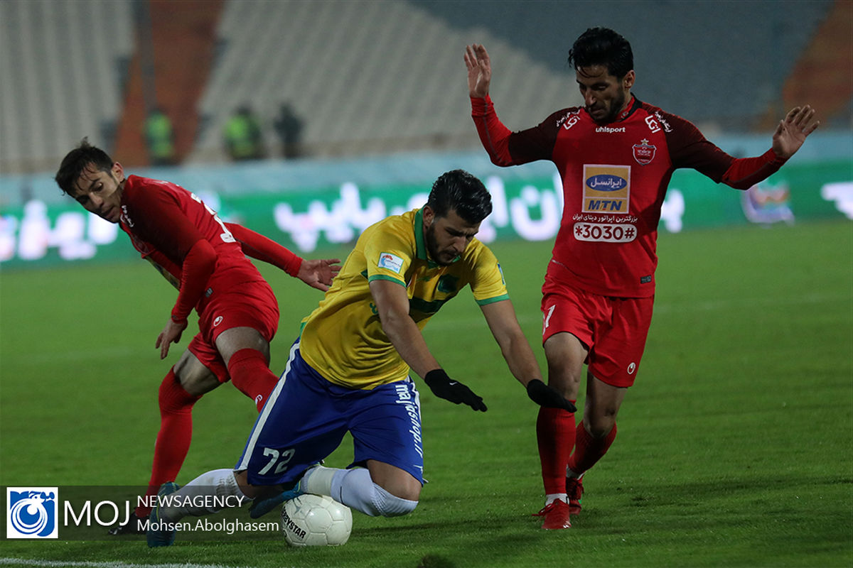 دیدار تیم های فوتبال پرسپولیس و صنعت نفت آبادان