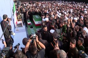 فیلم کامل اقامه نماز بر پیکر مطهر رهبر شهید انقلاب توسط حضرت آیت‌الله جوادی آملی در مسجد مقدس جمکران