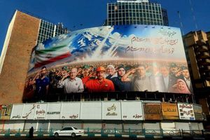 نقش «منم سرباز ایران» به دیوارنگاره میدان ولیعصر (عج)