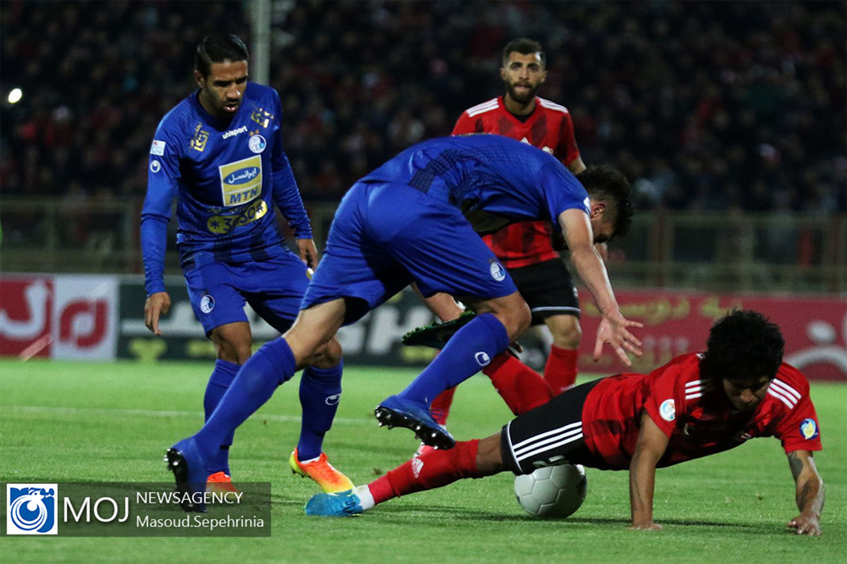 دیدار تیم های فوتبال تراکتور و استقلال 