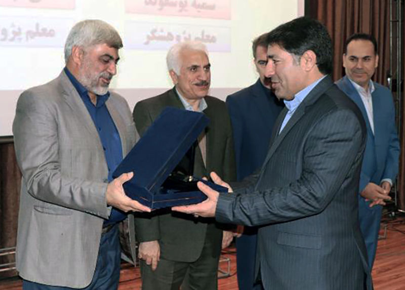 تجلیل از مدیرکل آموزش و پرورش لرستان به پاس اهتمام در حوزه تحقیق و پژوهش