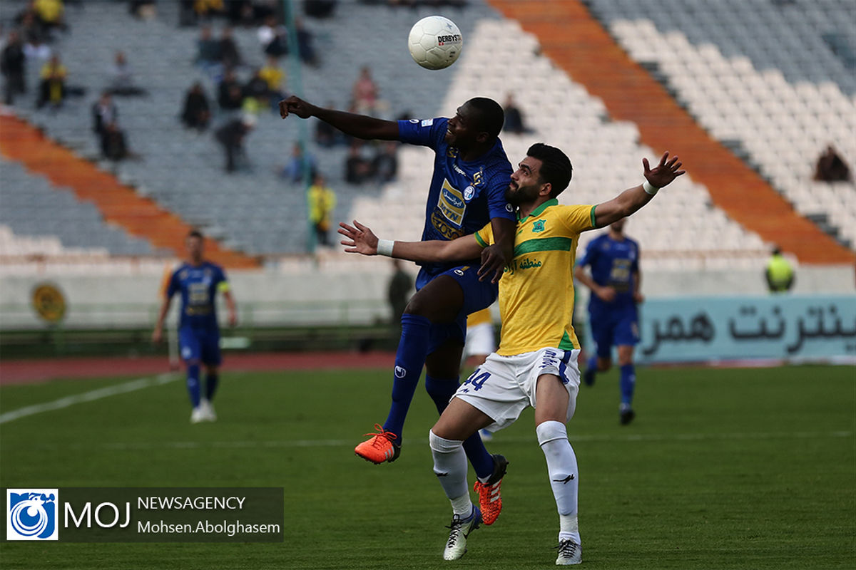 دیدار تیم های فوتبال استقلال و صنعت نفت