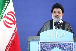 رئیس‌جمهور آمریکا کوچکتر از آن است که در برابر ملت ایران عرض اندام کند