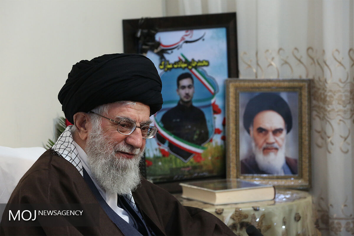 حضور مقام معظم رهبری در منزل شهید بایرامی از شهدای ناجا