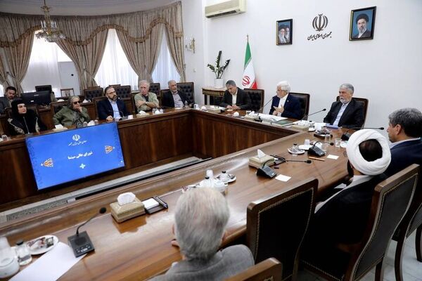 سینماگران عظمت ملت ایران را به تصویر بکشند