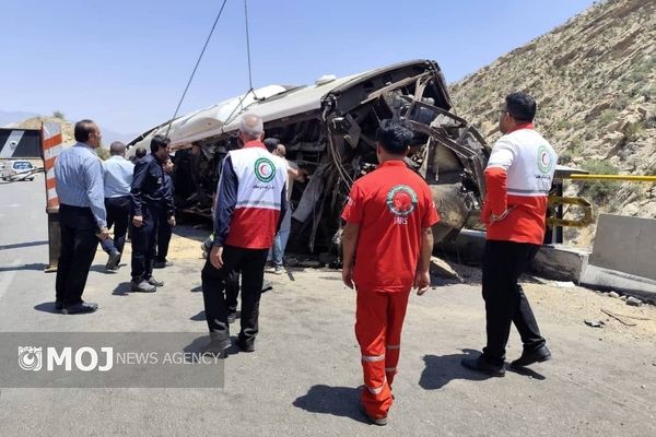 واژگونی مینی‌بوس در بزرگراه هاشمی/ ۶ نفر مصدوم شدند+ تصاویر