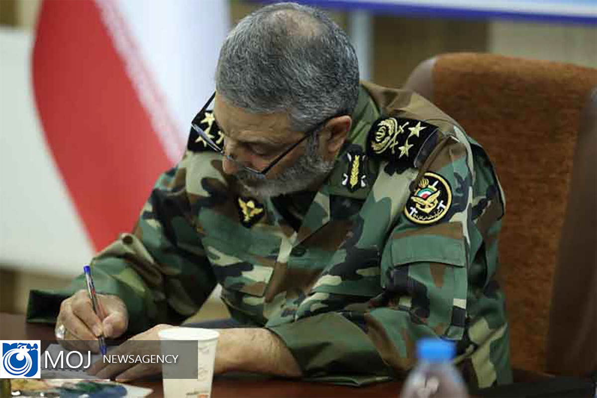 نشست هم‌ اندیشی فرمانده کل ارتش با دانشجویان دافوس
