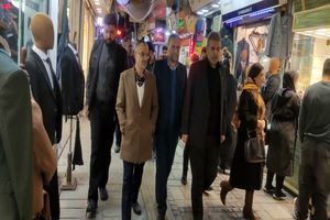 بازدید شبانه رئیس شورای اسلامی از اجرای پروژه کف‌پوش بازار رشت+تصاویر