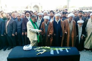 پیکر آیت‌ الله مومن در حرم مطهر حضرت معصومه(س) آرام گرفت