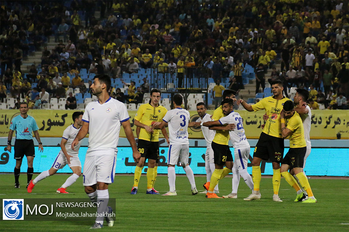 دیدار تیم های فوتبال سپاهان و صنعت نفت آبادان