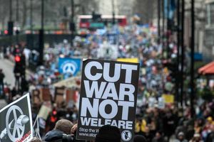 مردم انگلیس با سر دادن شعارهایی خواستار توقف سیاست‌های ریاضتی به رفاه عمومی شدند