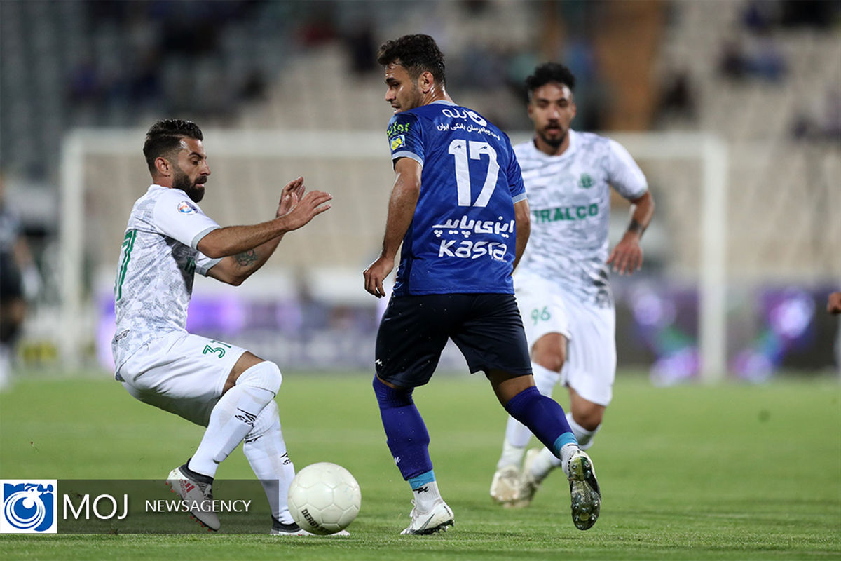 دیدار تیم‌ های فوتبال استقلال و آلومینیوم اراک