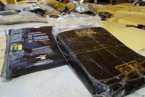 یک کیلوگرم تریاک از دور کمر یک مسافر کشف شد