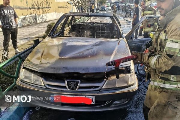 آتش‌سوزی یک دستگاه خودرو در محدوده میدان آزادی بدون مصدوم مهار شد+ تصاویر