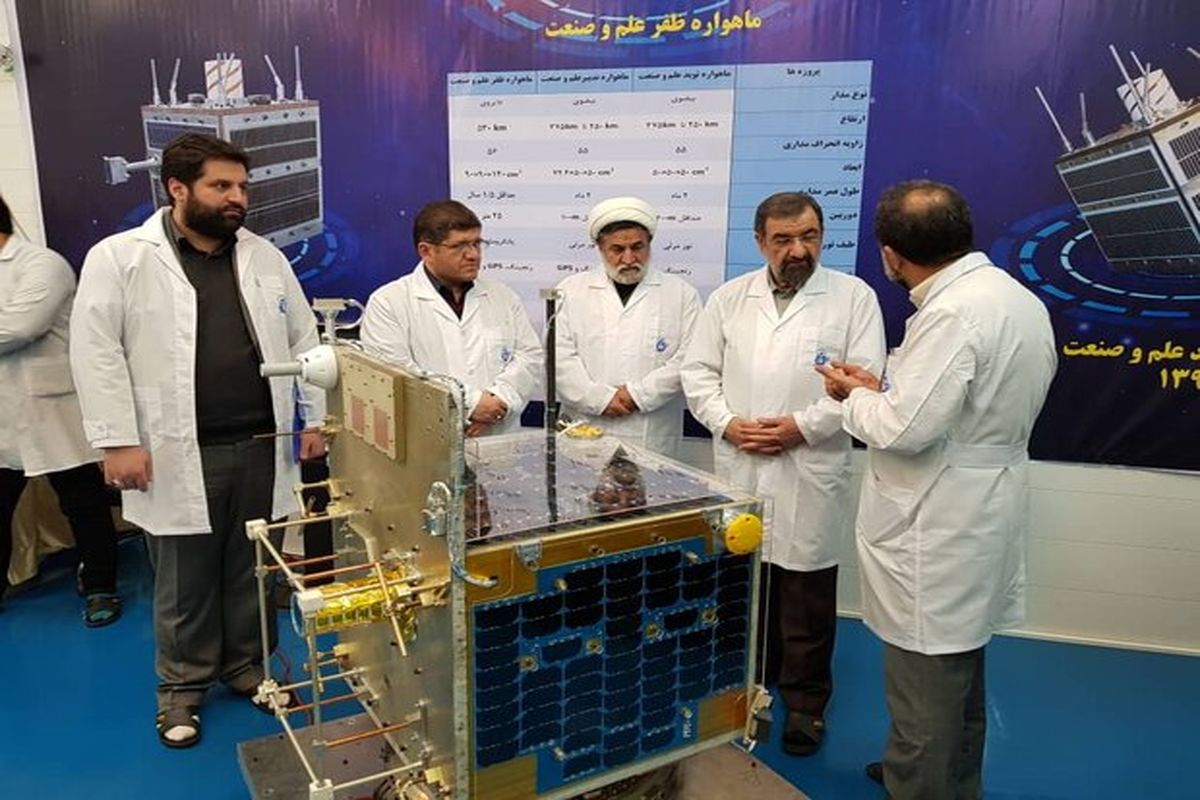 بازدید محسن  رضایی از ماهواره ظفر