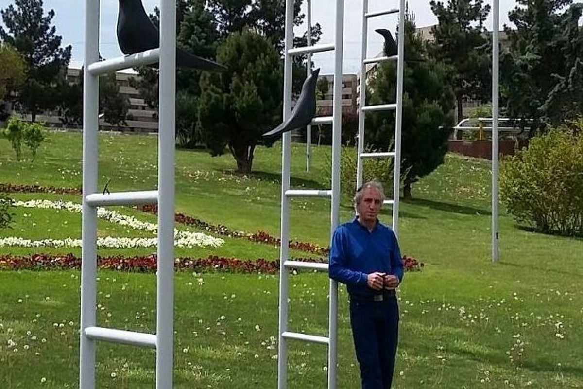 علی داوری در کنار داستان کلاغ ها