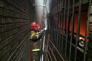 آتش‌سوزی گسترده در انبار مواد اشتعال‌زا در چهاردانگه/ نیروهای کمکی از تهران اعزام شدند+ فیلم و تصاویر