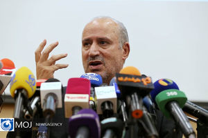 چمن ورزشگاه آزادی باید تعویض شود