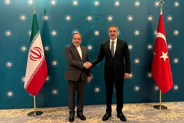 عباس عراقچی و هاکان فیدان در استانبول دیدار کردند