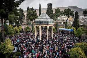 تصاویر هوایی از حافظیه شیراز لحظاتی مانده به تحویل سال ۱۴۰۴ + فیلم