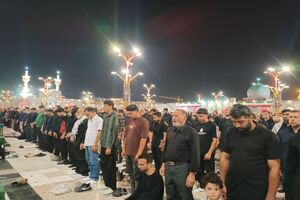 نماز لیله‌الدفن قائد شهید امت در حرم مطهر رضوی اقامه شد