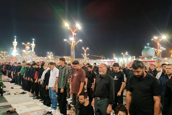 نماز لیله‌الدفن قائد شهید امت در حرم مطهر رضوی اقامه شد