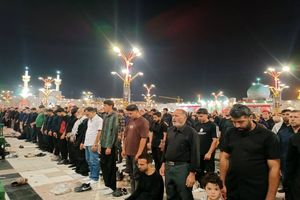 نماز لیله‌الدفن قائد شهید امت در حرم مطهر رضوی اقامه شد