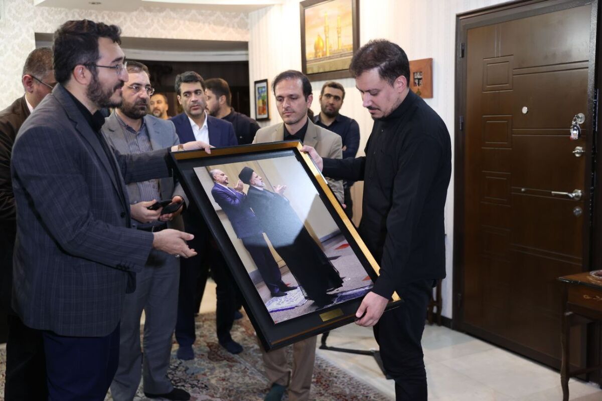 جمعی از کارشناسان و خبرنگاران سیاست خارجی در منزل شهید امیرعبداللهیان حضور یافتند