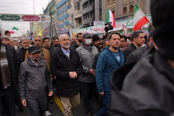 حضور رئیس مجلس در جمع راهپیمایان ۲۲ بهمن