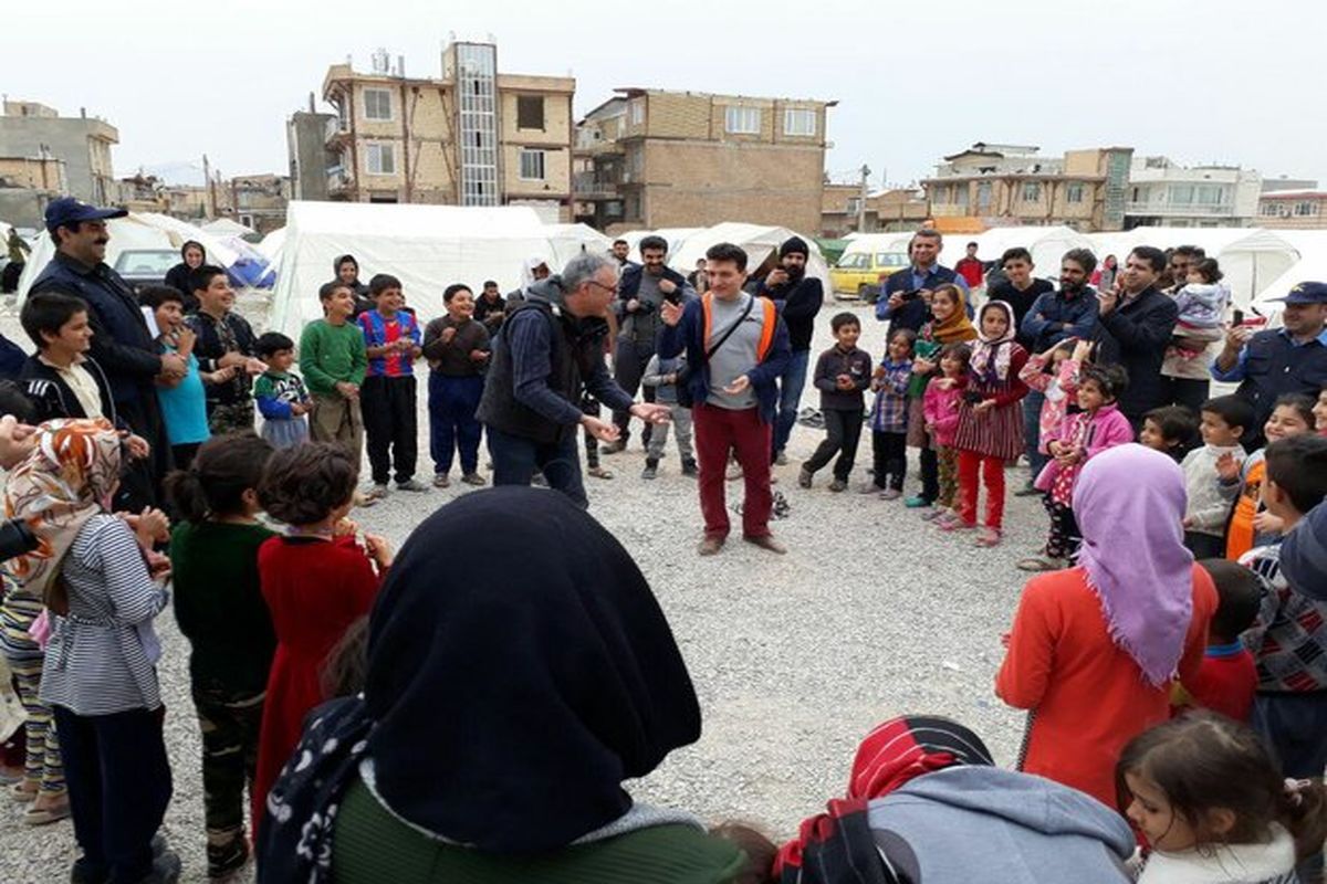 فیتیله‌یی‌ها در جمع کودکان زلزله‌زده