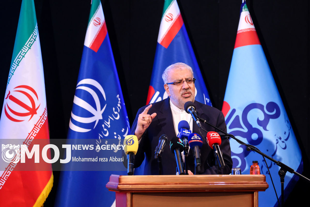 مراسم امضای شش تفاهم نامه در زمینه توسعه میادین گازی با پتروشیمی و هلدینگ های انرژی