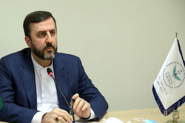 تحریم یک گزارشگر به دلیل مطالبه پاسخگویی در دیوان بین‌المللی، چهره واقعی سیاست حقوق بشری آمریکا را آشکار می‌کند