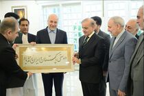 هدیه قالیباف به نخست‌وزیر پاکستان با پیام دوستی دو ملت