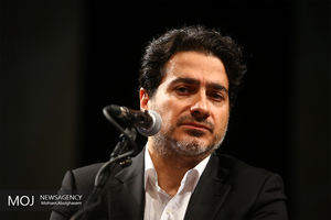 اشک و اندوه همایون شجریان بر سر مزار پدر +عکس