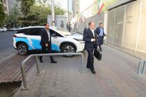 وزیر جهاد کشاورزی با تاکسی برقی در محل کار حاضر شد