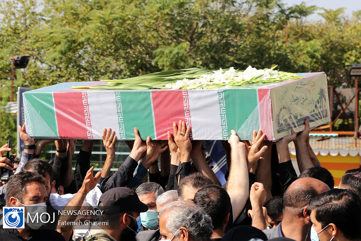 تشییع پیکر شهدای گمنام در دریاچه شهدای خلیج فارس